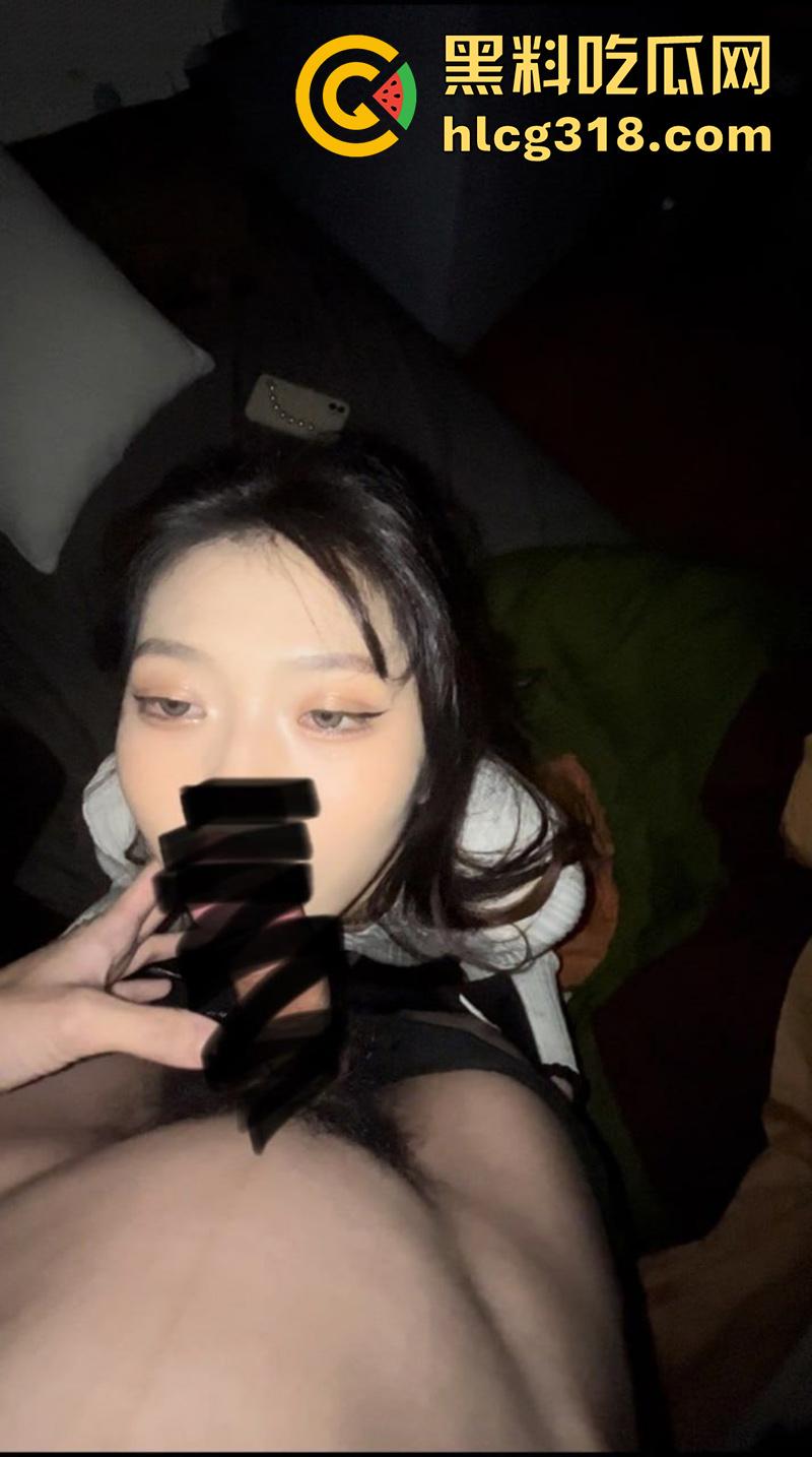 山西大学异物癖母狗【王思琴】,只要一看到粉色就会发骚,一个粉色尾巴肛塞,就能把她变成性奴!-5