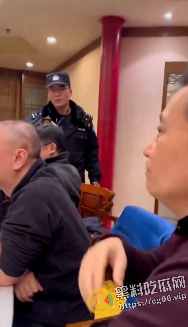 微博下架视频!北京海淀某警察出现北大法学院教授聚餐现场欲带走一人约谈 被集体回怼-1
