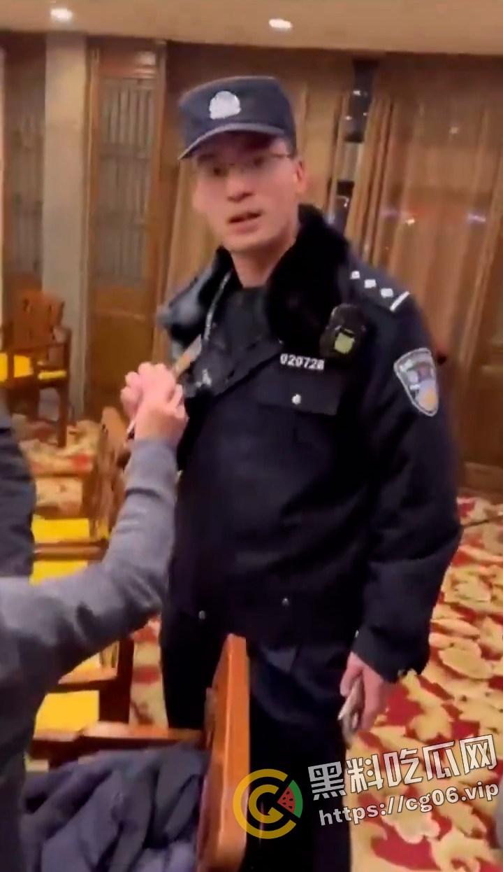 微博下架视频!北京海淀某警察出现北大法学院教授聚餐现场欲带走一人约谈 被集体回怼-2