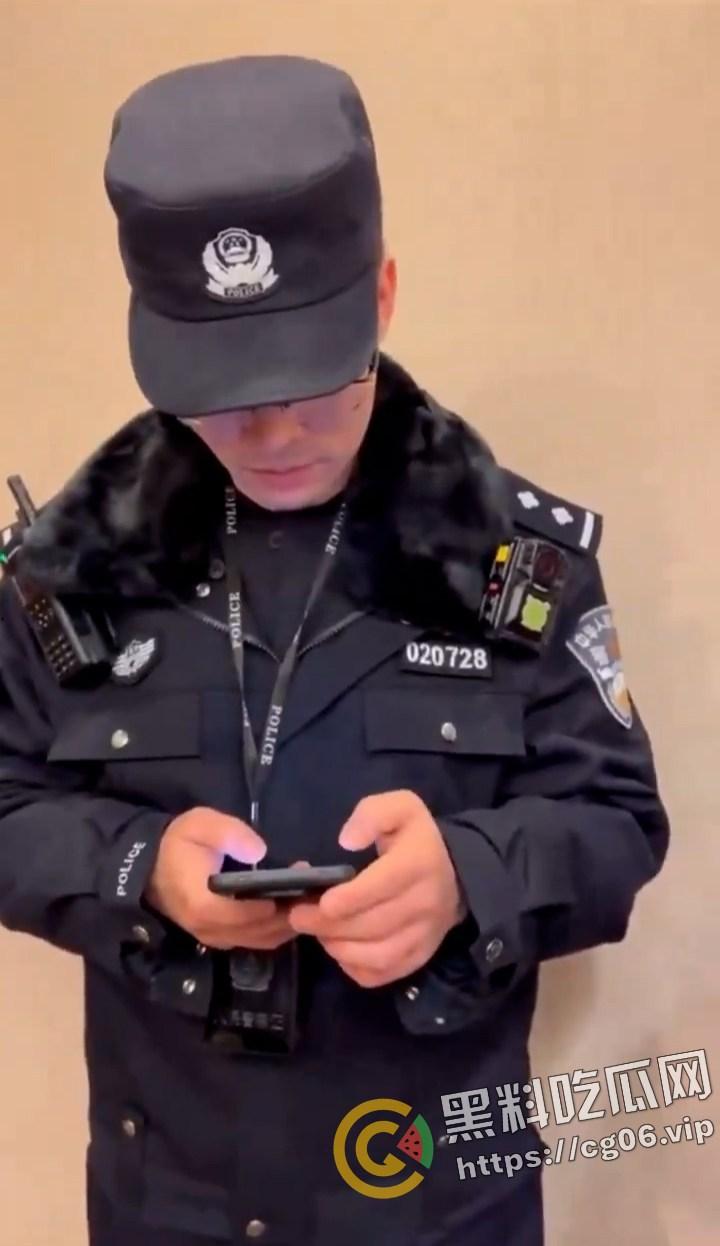 微博下架视频!北京海淀某警察出现北大法学院教授聚餐现场欲带走一人约谈 被集体回怼-5