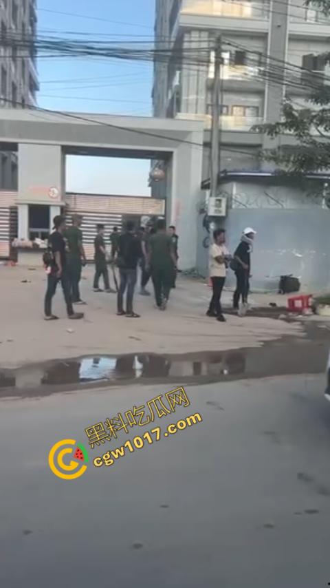 柬埔寨木牌突击抓捕：大楼被围“狗推”慌逃，警笛声与尖叫声交织，大楼一夜成围城！-6