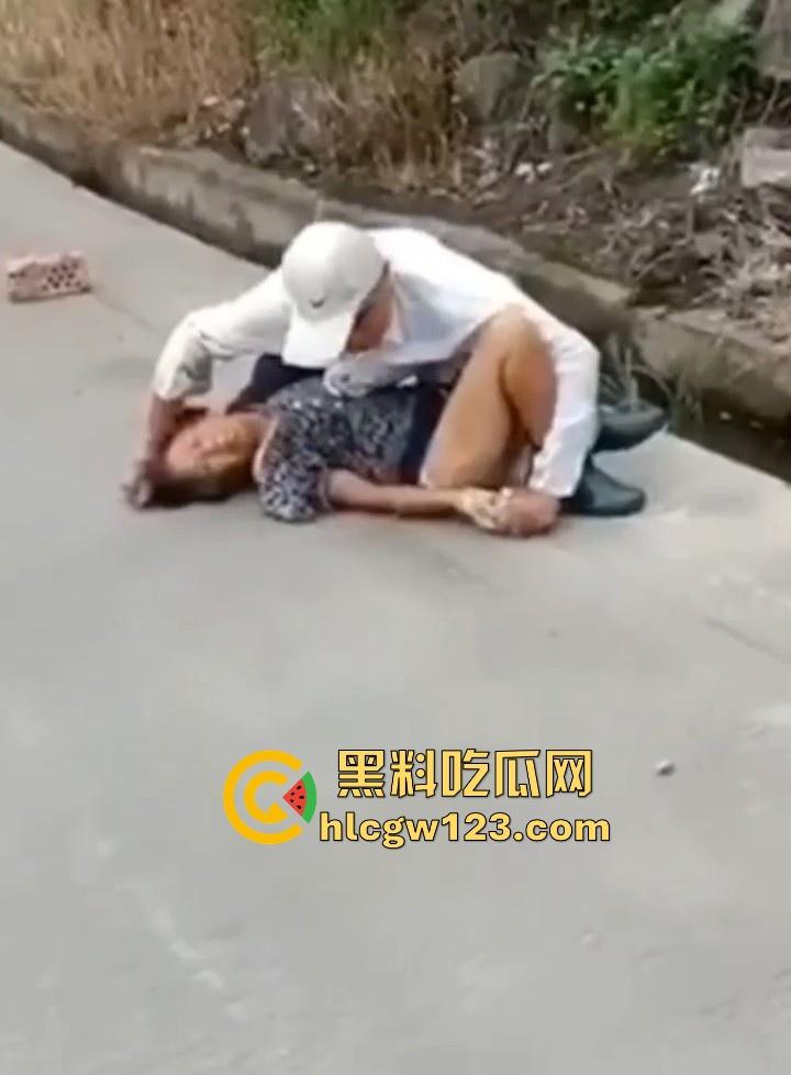 狂热夕阳红当街开干！ 大爷众目睽睽脱光大妈内裤强奸 大爷大妈玩得比年轻人还要过火！-5