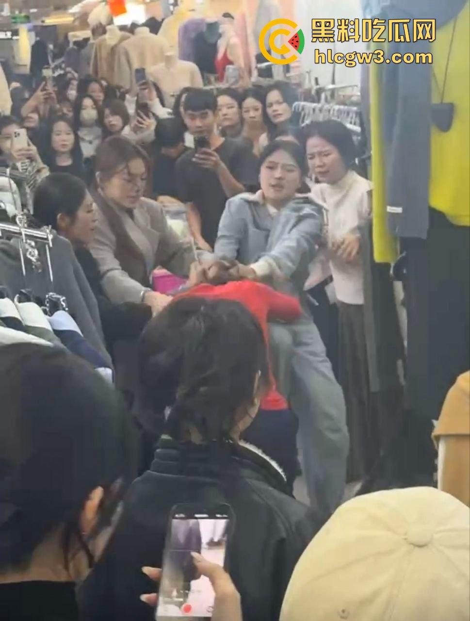 广州沙河服装城大乱斗！多名女子档口互撕，姐妹们龙虎斗，场面劲爆骂声不断！-2