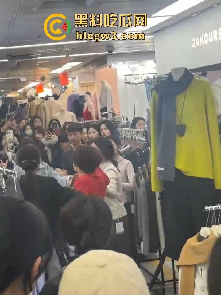 广州沙河服装城大乱斗！多名女子档口互撕，姐妹们龙虎斗，场面劲爆骂声不断！-4