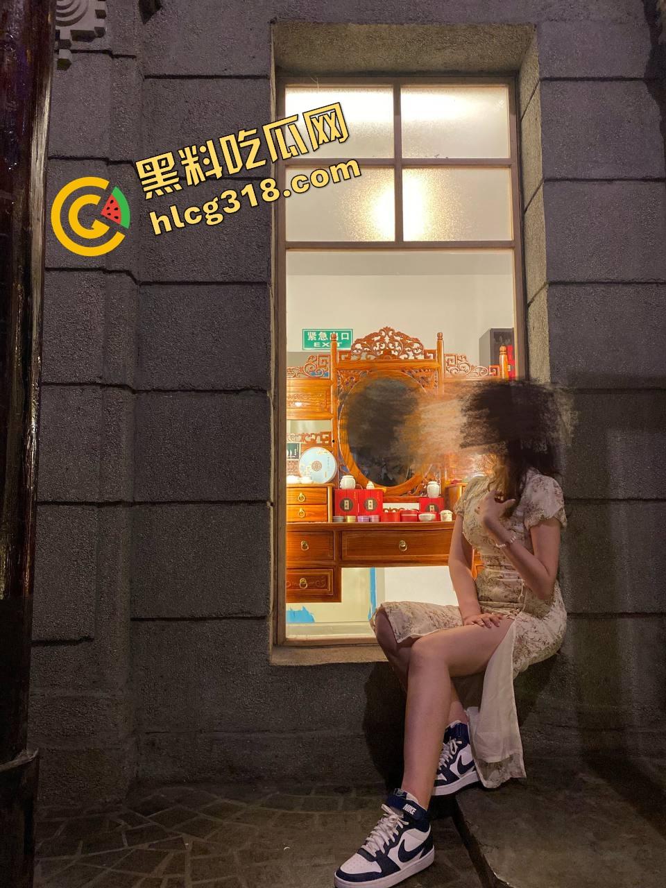 女神对你没兴趣？那是你没宝马，宝马一开，大学生妹妹变精盆，车震猛肏蜜桃臀叫声回荡地下车库！-1