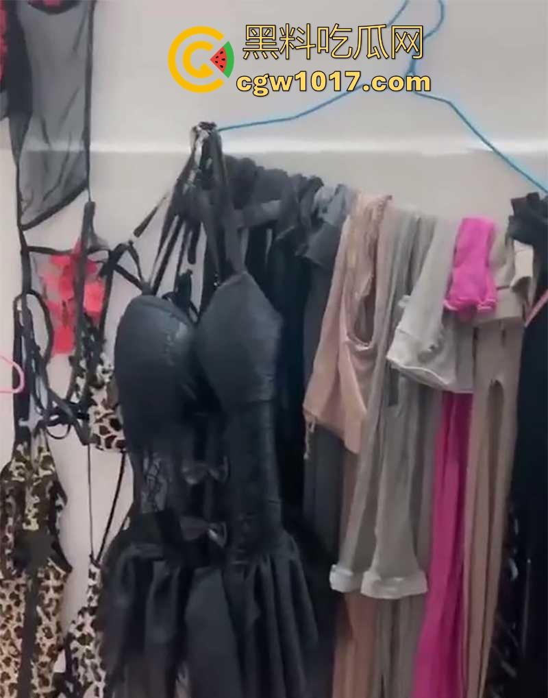 擦边素人主播竟为讨好金主,自家变情趣仓库,电动玩具、丝袜成山!各种楼道野战露脸性爱,只为金主满意!-1