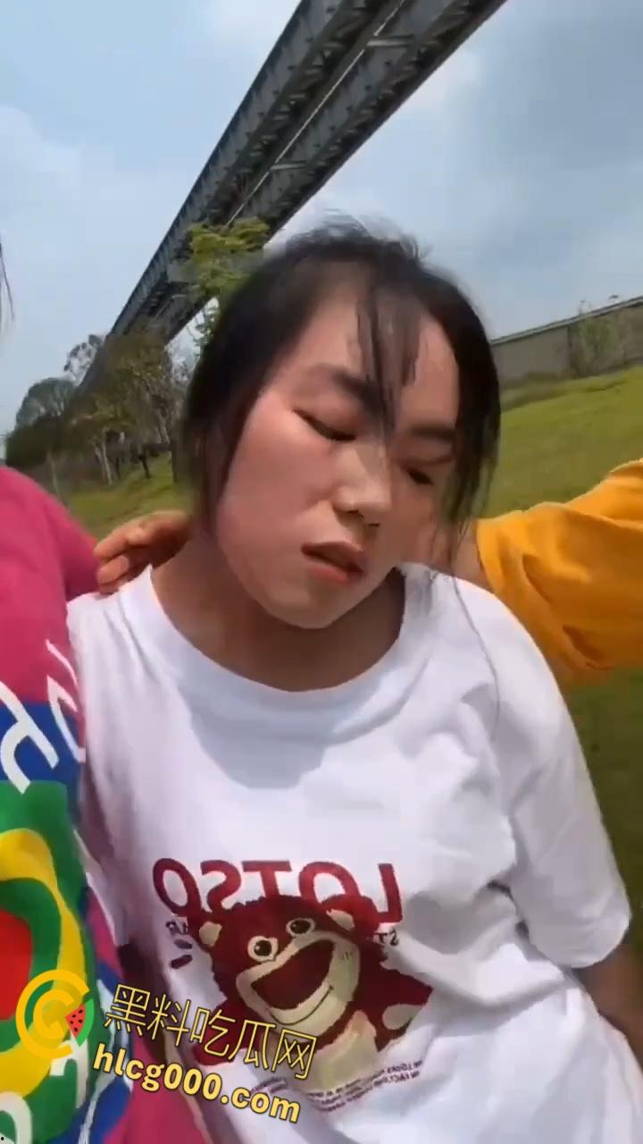 西安明星幼儿园老师【姜灵】，出轨学生家长，被在医院照顾老人的原配，发现后抓头发游街示众！-9