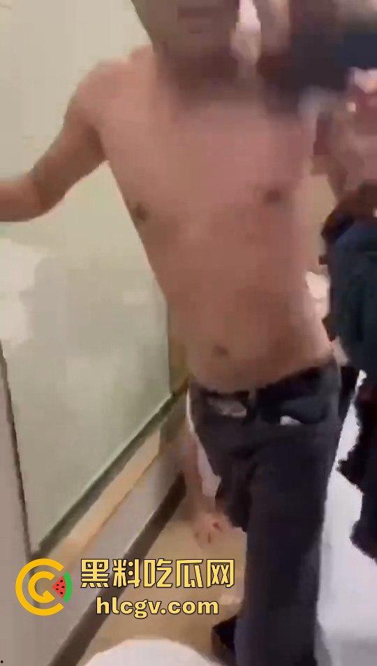 女子带闺蜜捉奸,丈夫反应神速护小三,自己挨打一波输出,只为保住那骚逼!-4