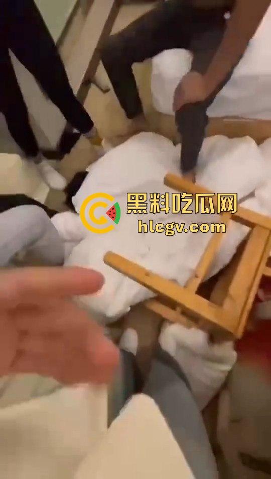 女子带闺蜜捉奸,丈夫反应神速护小三,自己挨打一波输出,只为保住那骚逼!-5