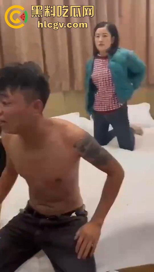 女子带闺蜜捉奸,丈夫反应神速护小三,自己挨打一波输出,只为保住那骚逼!-10