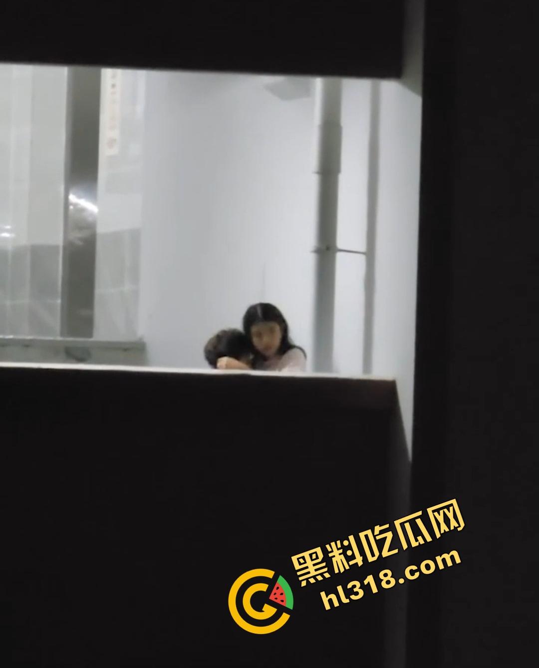 教学楼惊现激情直播，情侣课间角落舌吻互啃，男生手探裙底指尖猛扣小穴动作劲爆被全程录像直播！-2