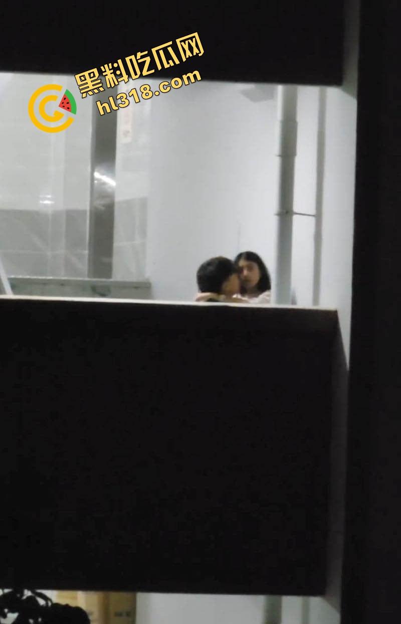 教学楼惊现激情直播，情侣课间角落舌吻互啃，男生手探裙底指尖猛扣小穴动作劲爆被全程录像直播！-8