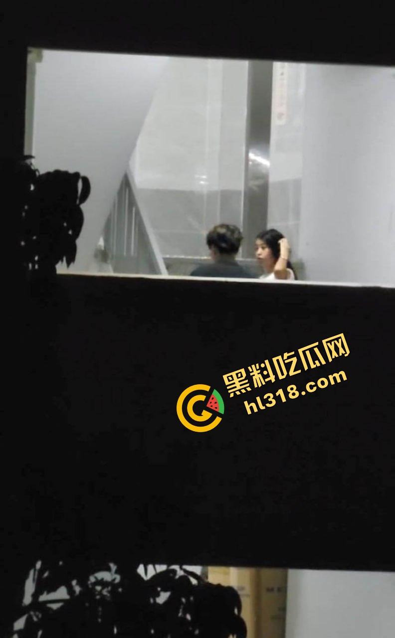 教学楼惊现激情直播，情侣课间角落舌吻互啃，男生手探裙底指尖猛扣小穴动作劲爆被全程录像直播！-9