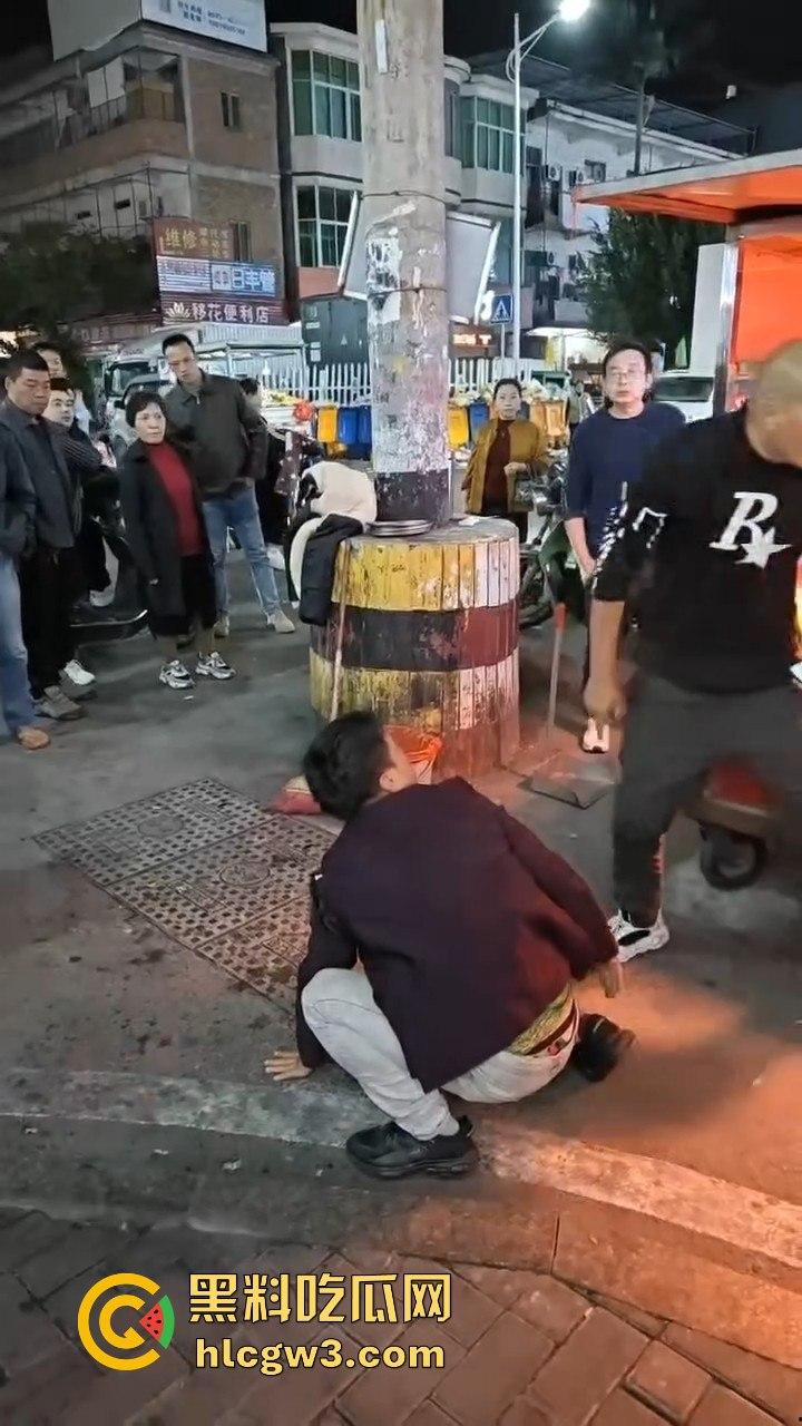 广西R星光头佬暴揍醉汉 战力爆表骑身上拍照羞辱，还问对方屌不屌，R星出品果然精品！-8