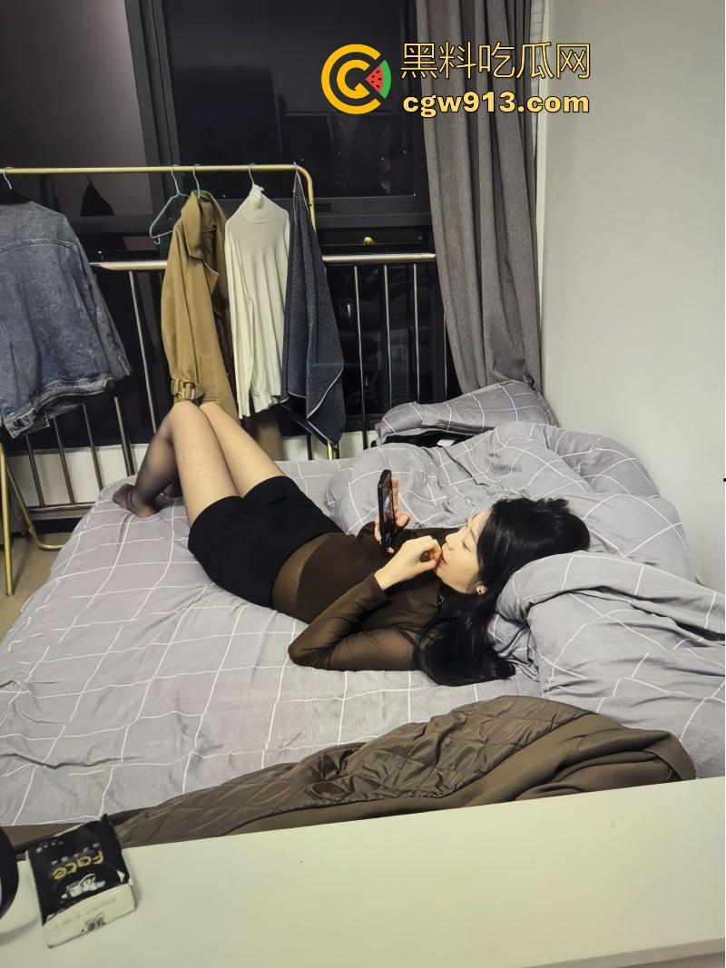 南京银行女职员【秦晓丹】酒店激情狂欢变换骚姿无套爆操，露脸深喉吞吐，成熟女人的魅力挡都挡不住！-5