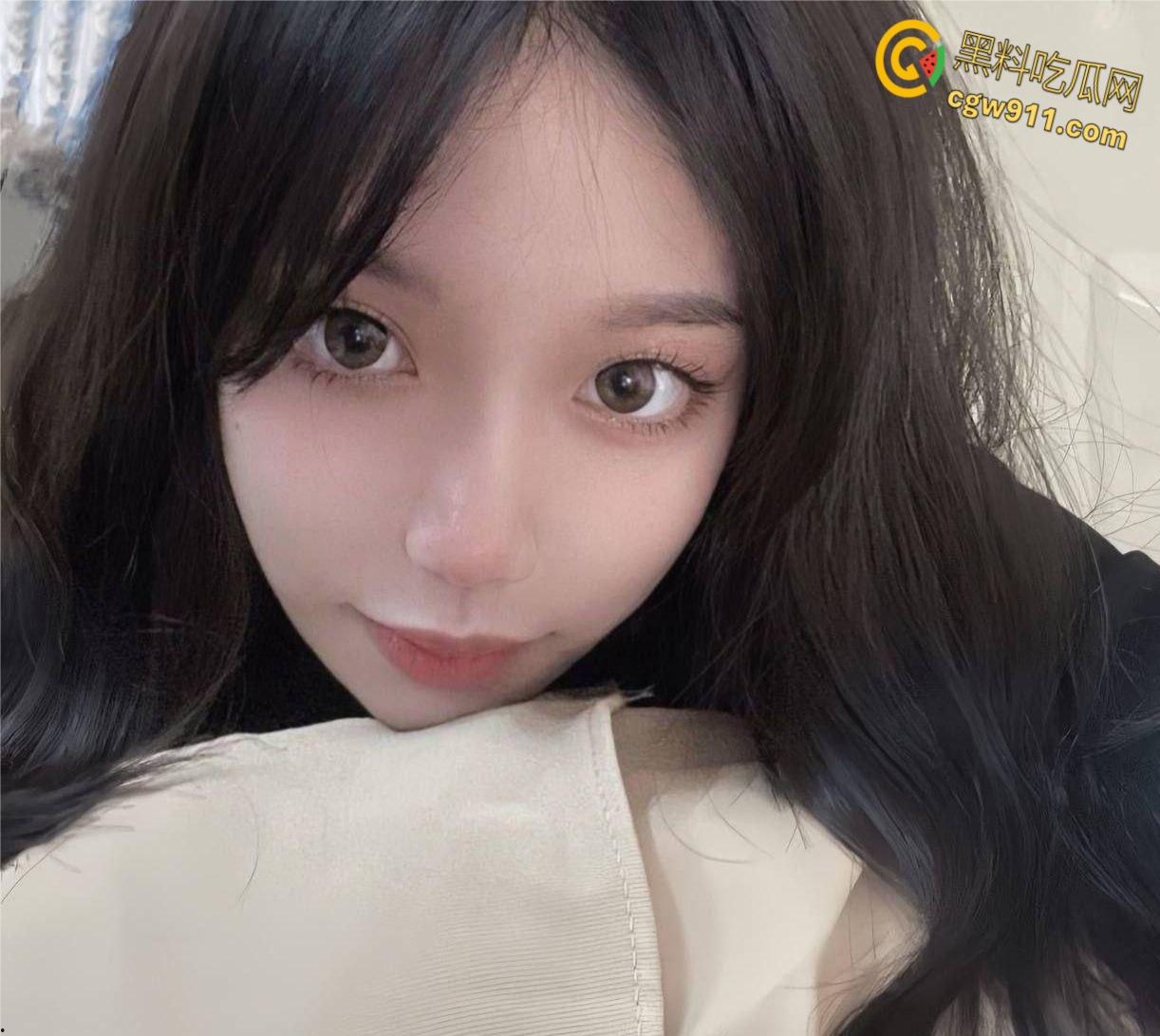 白虎黑丝女友露脸泄密，半透蕾丝勾勒性感翘臀，在床上四肢大开被猛烈爆操， 清纯女友不过也是骚母狗一个！-1