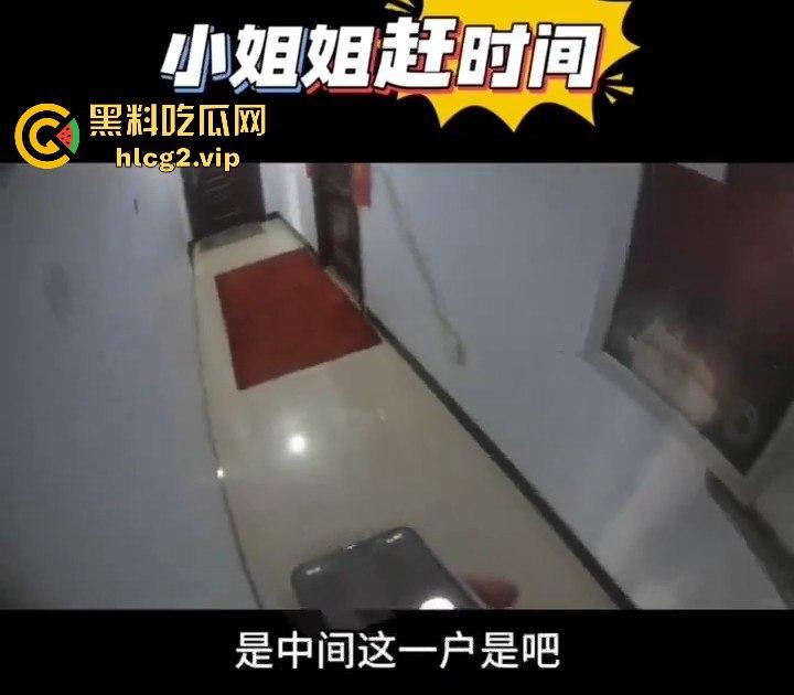 被锁在卧室急着开门？男子提着裤子现身，原来小姐姐心虚有原因！-5