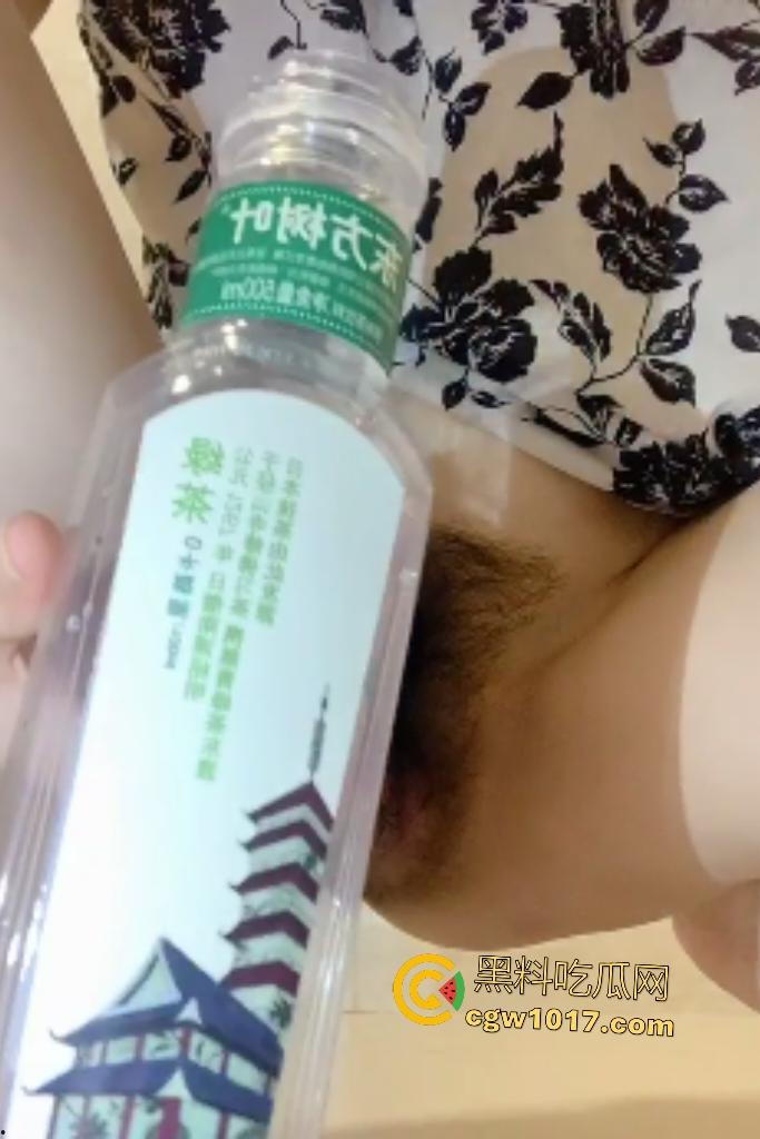 经过人体过滤的东方树叶你喝不喝?生物老师【闵儿】出品饮料,瑜伽裤裹黑丝,翘臀用假阴茎打B!-1