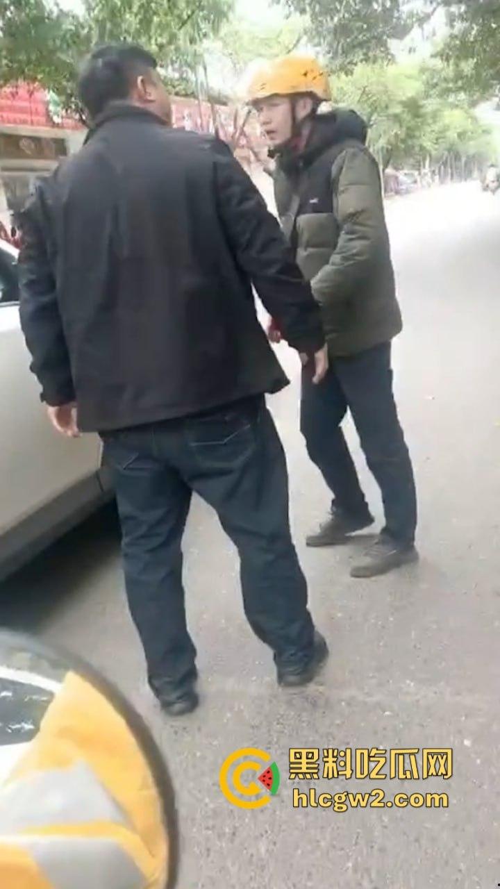嚣张自有天收！成都龙泉驿开车男路怒 推搡辱骂外卖员被一招封喉-9