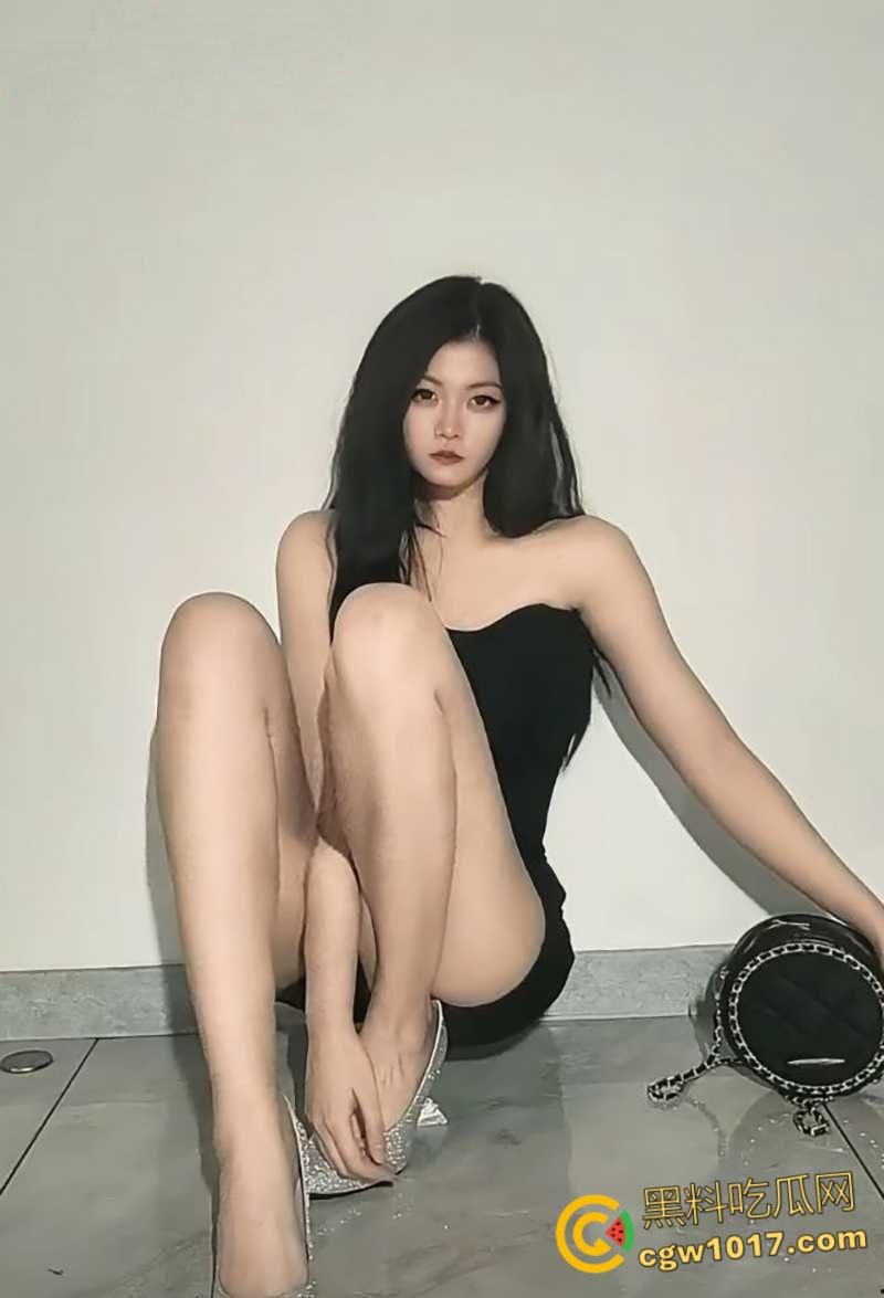 天津银行美女柜员【郭雨轩】，为了勾引客户买理财，甘愿献身当母狗玩虐肛，50厘米长假屌从菊花拽出！-4