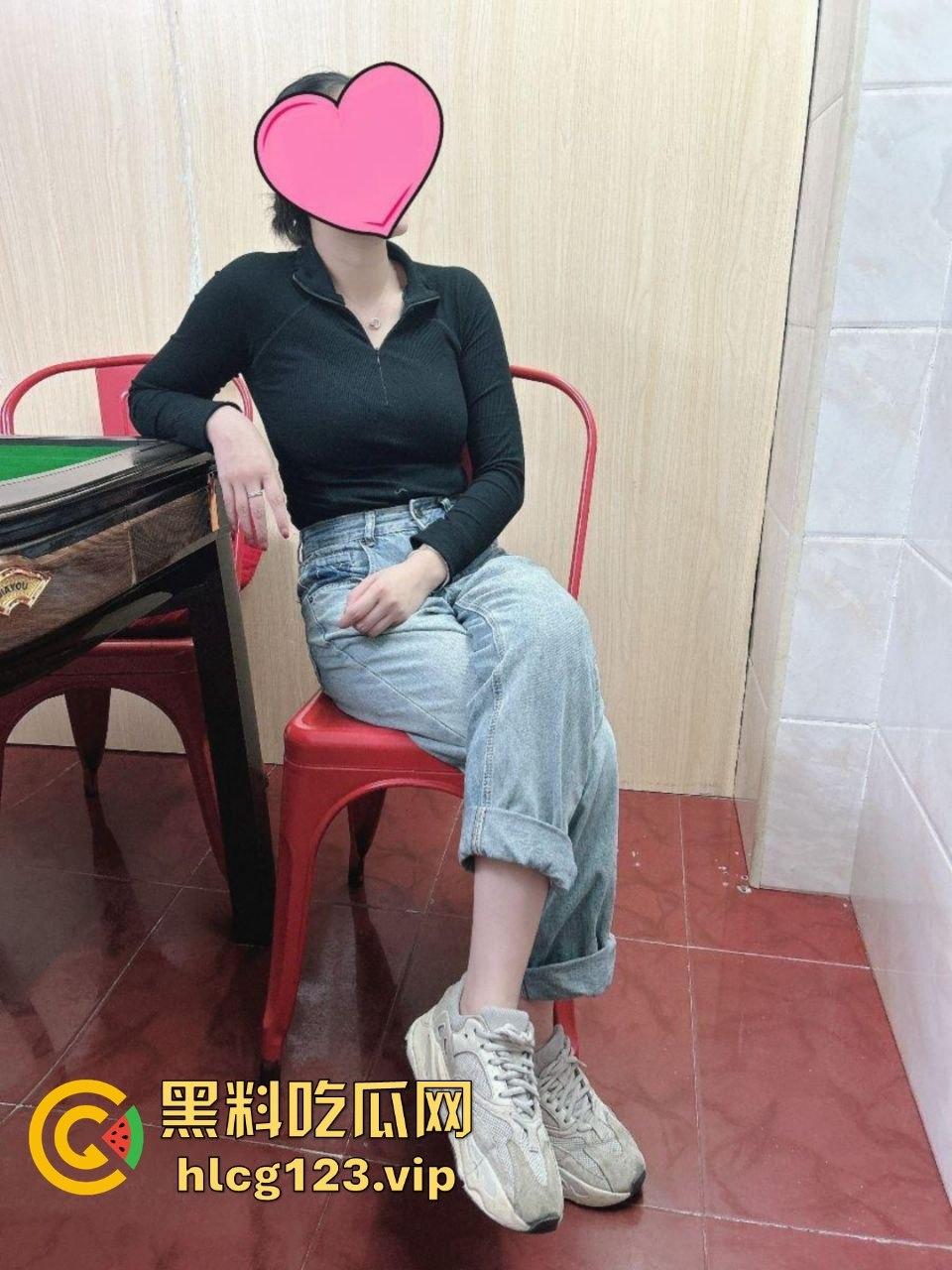 福建眼镜人妻被老公安排得明明白白！单男操个不停，绿帽癖老公撸得飞起，一根鸡巴接一根根本停不下来！-1