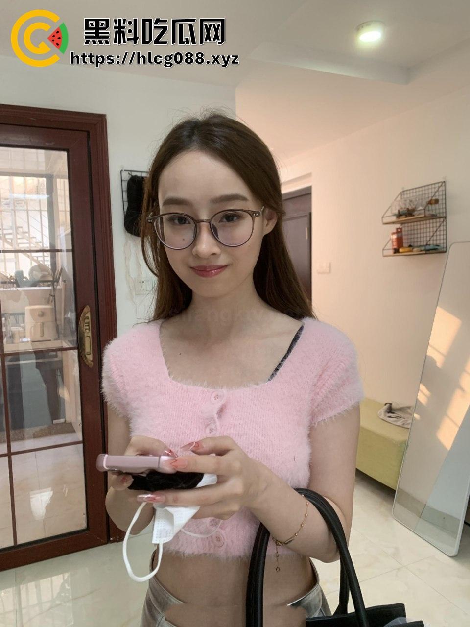 苏州高颜值淘宝模特【胡可天】被摄影师PUA操翻天，私拍变操逼现场，大尺度资源卖群里共享！-1