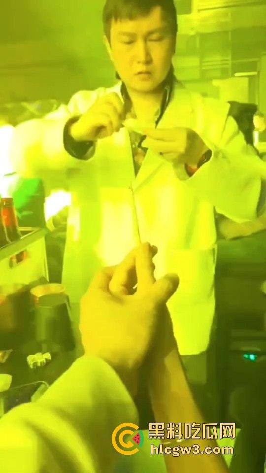 酒吧魔术大神硬核助攻！一张纸变出避孕套，妹子羞得脸红，男子笑得硬了今晚稳了！-3