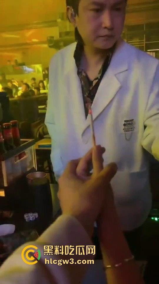 酒吧魔术大神硬核助攻！一张纸变出避孕套，妹子羞得脸红，男子笑得硬了今晚稳了！-6