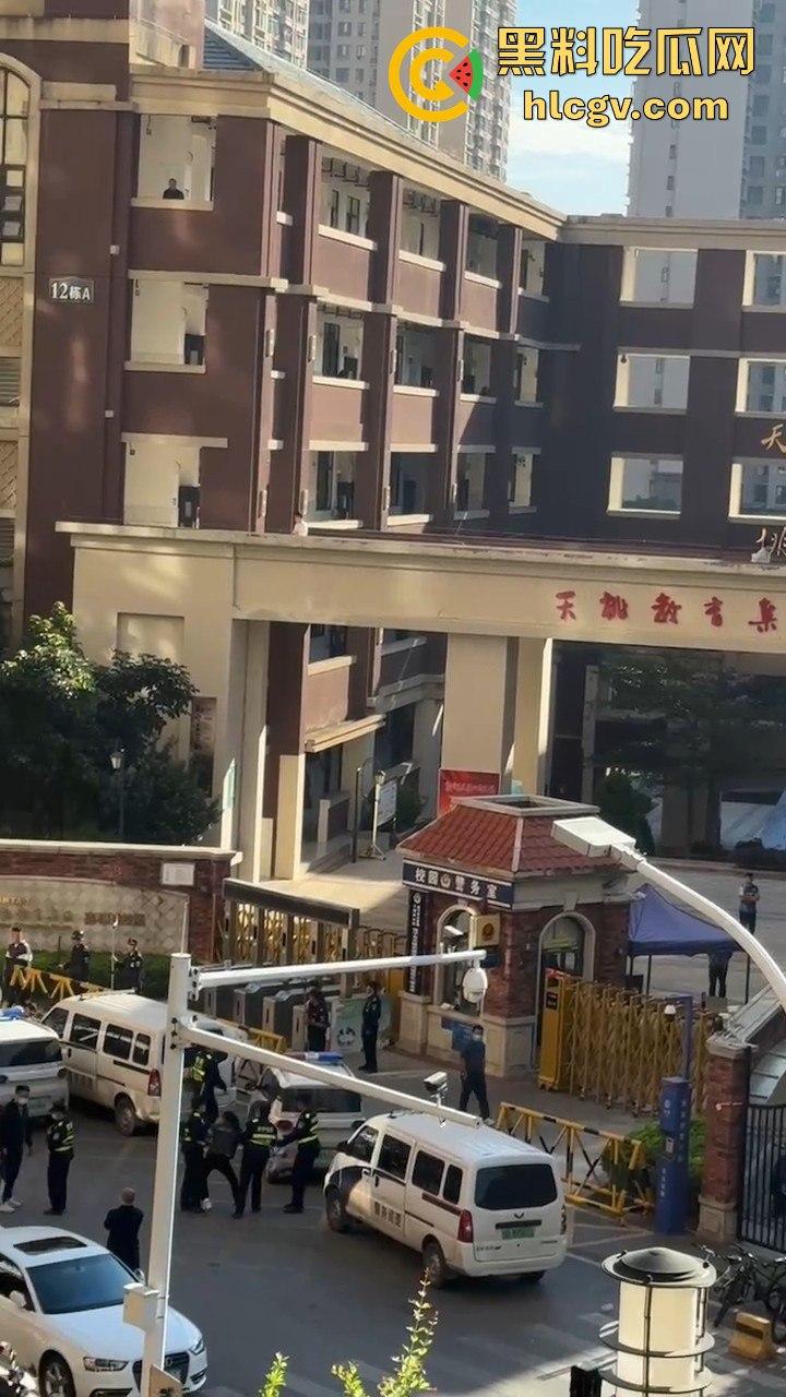 网传南宁学校学生组队跳楼解压，班长带头跳完摔惨了，后面人吓得立马收脚！-4