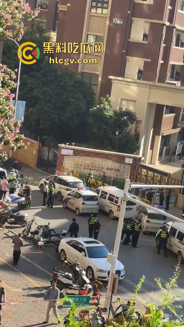 网传南宁学校学生组队跳楼解压，班长带头跳完摔惨了，后面人吓得立马收脚！-6