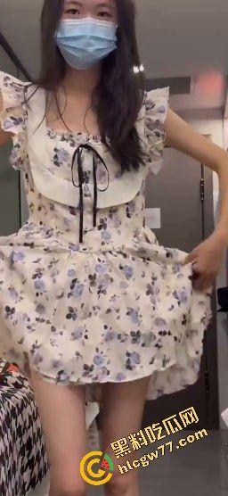 楼下妹子被摄影师约拍，竟然直接让其脱衣服用自慰棒戳B，摄影师这职业竟有这功能？-1