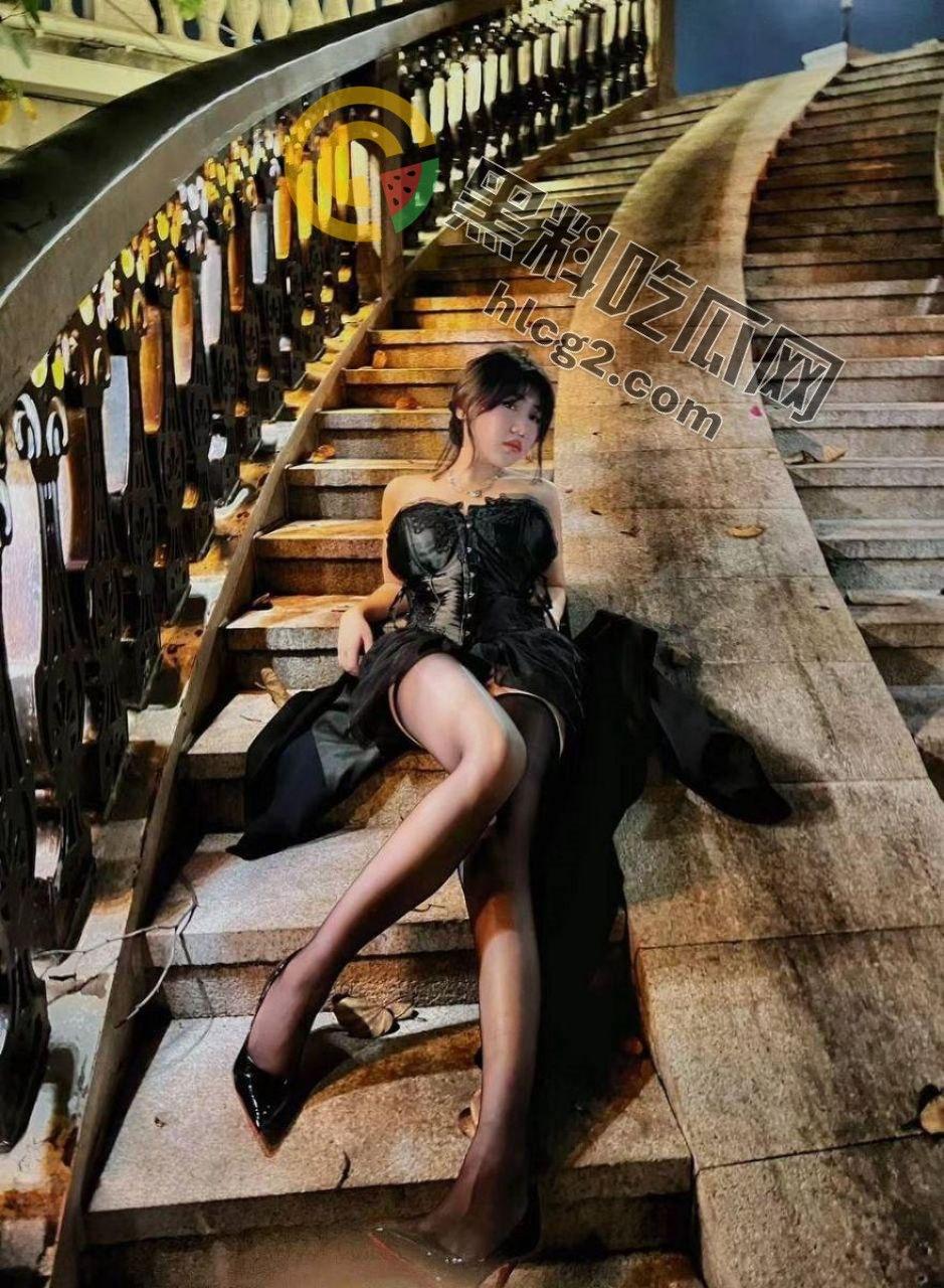 美女大尺度玩露出，飞机上露出自，户外放飞自我刺激无限！-8