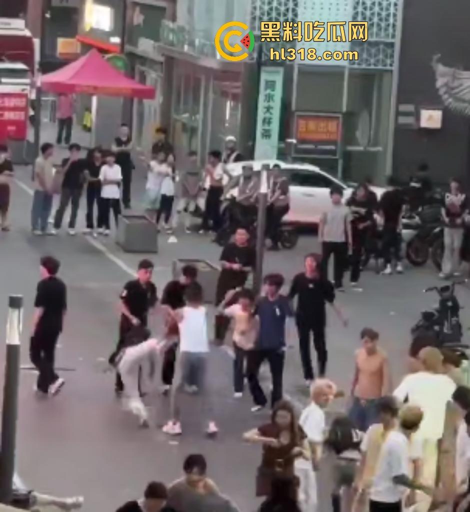 杀马特小年轻群殴纹身社会哥！啤酒瓶爆头血流成河，保安亭前打架无人管制！-1