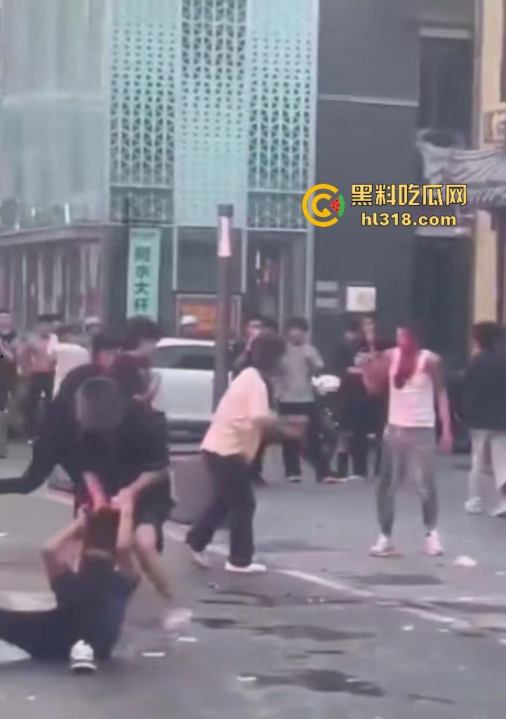 杀马特小年轻群殴纹身社会哥！啤酒瓶爆头血流成河，保安亭前打架无人管制！-7