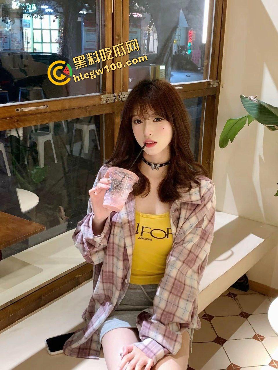 湖南幼儿师范反差女大【陈芷欣】饥渴摸奶私拍捏馒头，约操精神哥后怼内射白浆直流！独家曝光流出！-2