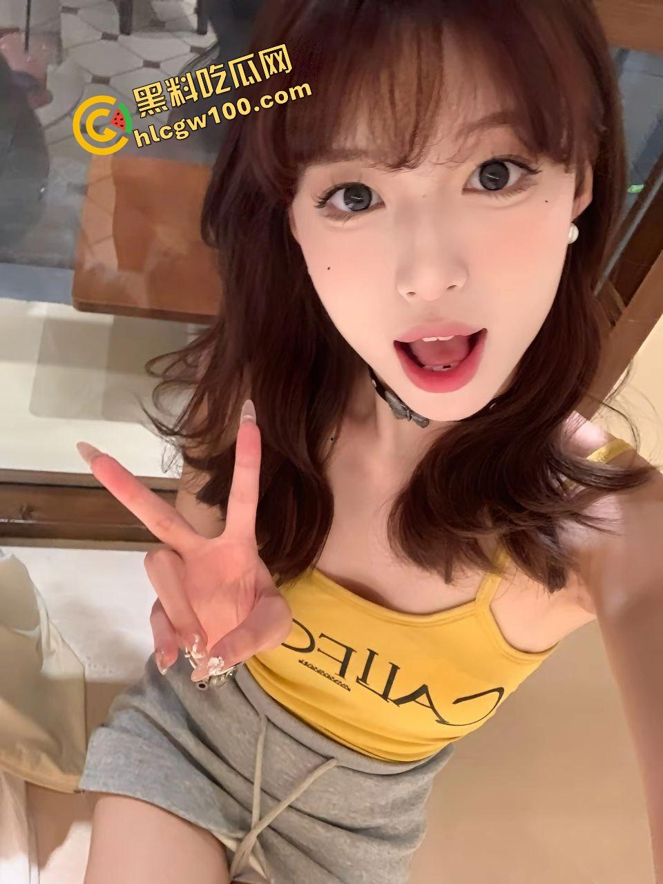 湖南幼儿师范反差女大【陈芷欣】饥渴摸奶私拍捏馒头，约操精神哥后怼内射白浆直流！独家曝光流出！-4