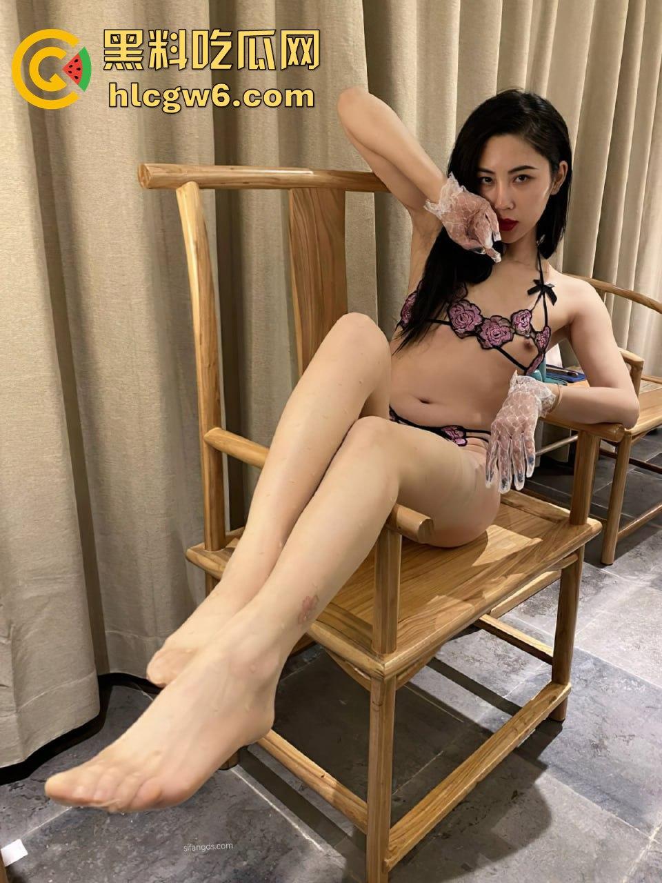 抖音47W粉丝女神【香Rose】全裸露出，逼脸同框照片火速流出，极品美腿性感炸裂，榨干男人只需三分钟！-12