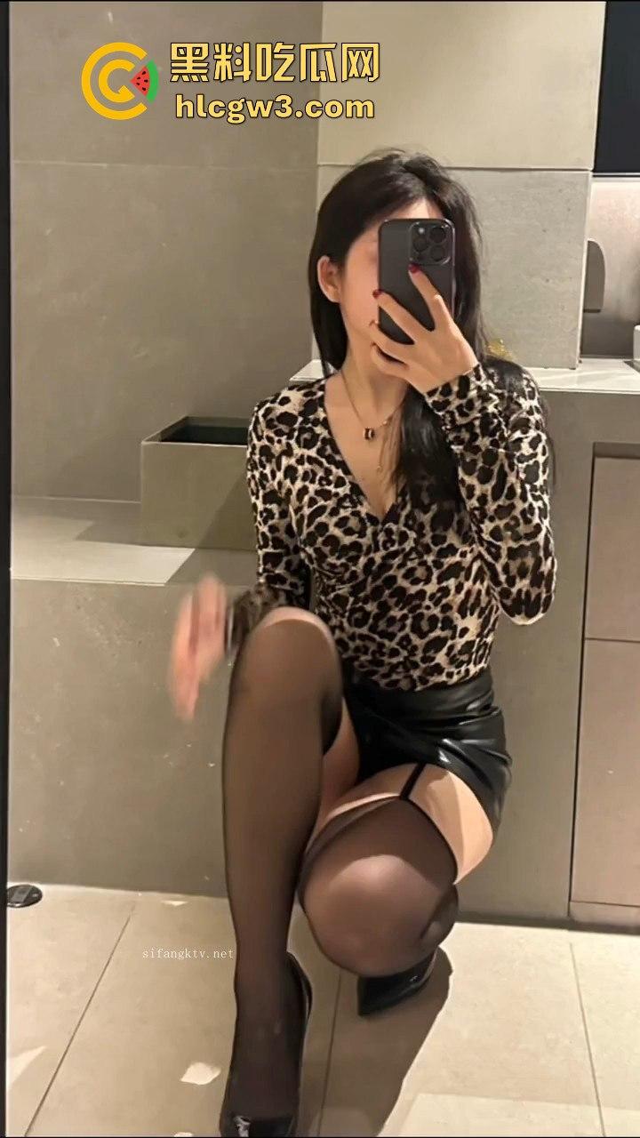 抖音网红【刘悦】性爱视频泄露黑丝情趣内衣骚翻全场，床上叫到嗓子哑，骚货就是骚货！-4