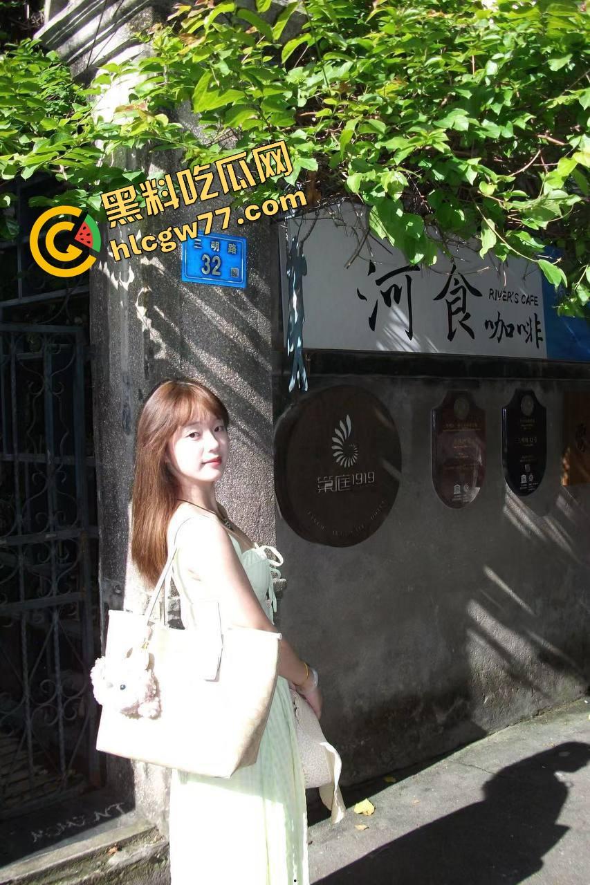 小伙跑去韩国美容院找美女脱鸡巴毛，刚碰就硬，前列腺液直接射手上，真出国放飞！-3