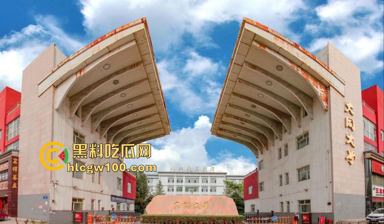 山西大同小情侣把教室课桌当大床房，女的光身子男的抠半天刚硬起来，女友发现监控吓得躲桌底，保安吃瓜笑疯了！-2