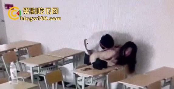 山西大同小情侣把教室课桌当大床房，女的光身子男的抠半天刚硬起来，女友发现监控吓得躲桌底，保安吃瓜笑疯了！-5