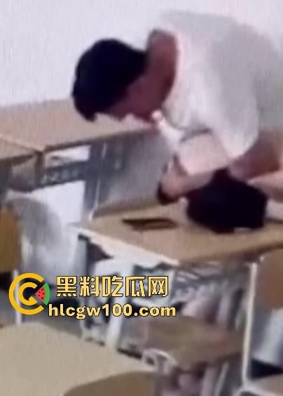 山西大同小情侣把教室课桌当大床房，女的光身子男的抠半天刚硬起来，女友发现监控吓得躲桌底，保安吃瓜笑疯了！-10