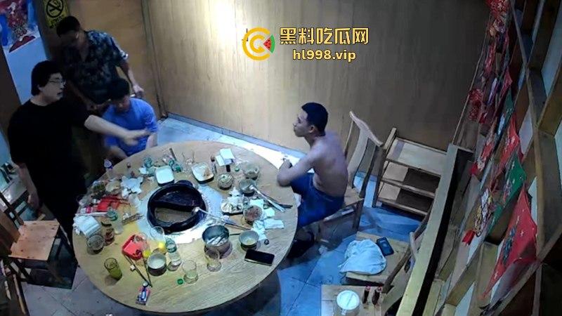 话不投机掏枪就干！吃个饭命没了！华人饭店一中国人被东北男枪杀 监控曝光凶杀现场-4