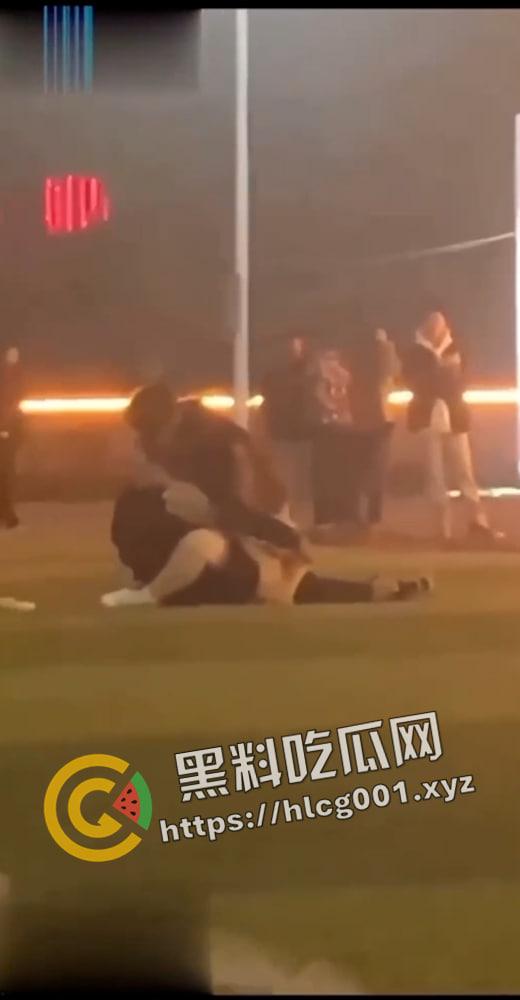 山西长治职业技术学院百人围观大学生操场野战 还有人喊加油 现场直达-5