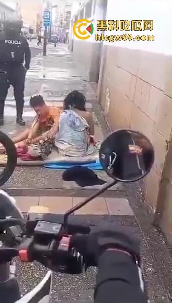 阿三这警察是不是管太宽？流浪汉街头修被子，结果被三个大哥围观打喇叭，搞得他们连个逼都日不下去！-7