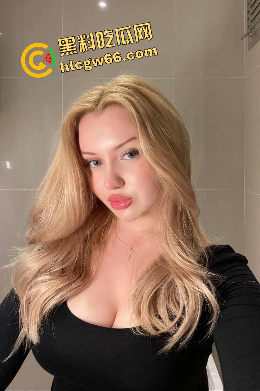 欧美变态老鬼重口肛肠猎奇曝光，三朵菊花掰开操得稀巴烂，三花聚顶玩得屎都给干出来了！-1