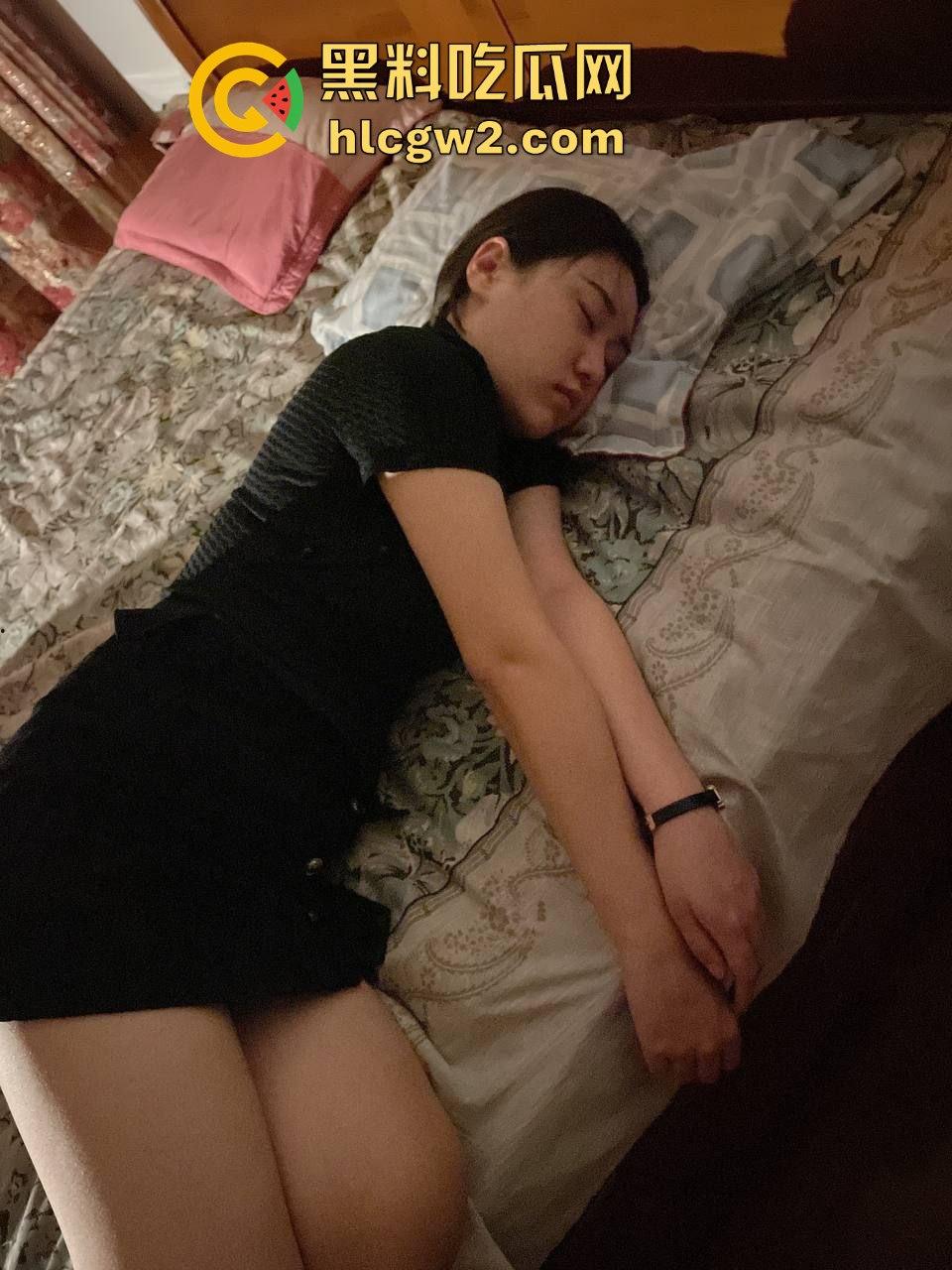 聊了半年撩到空姐开房，结果她睡得跟死了一样！喝高了还是被下药？粉丝爆料细思极恐！-4