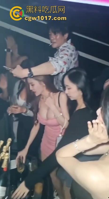 夜店极品好女孩！她跟我说只是普通的同学聚会，没喝多少就早早回家了，而你我的朋友还傻傻的蒙在鼓里啊！-3