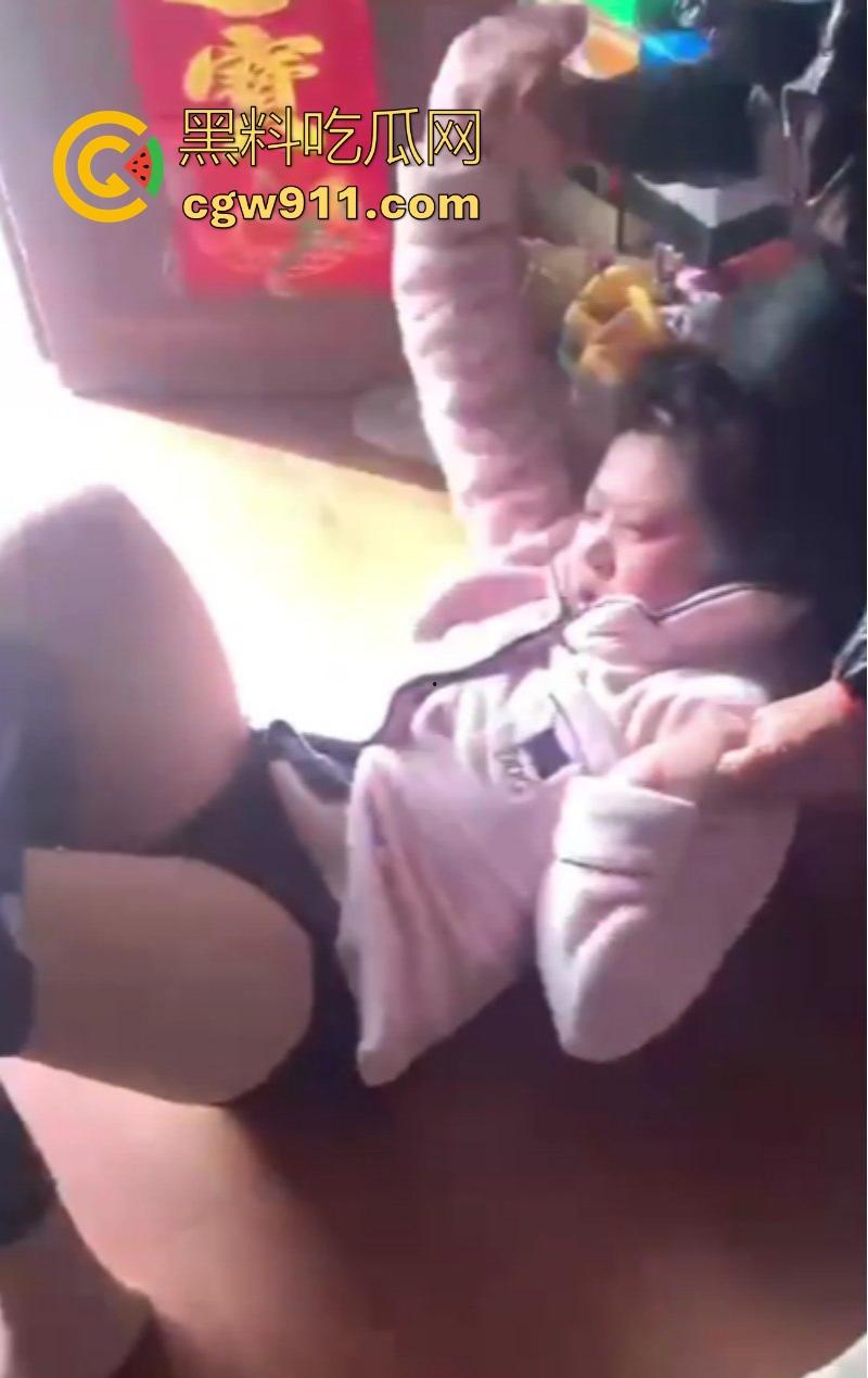 河南洛阳奸夫竟带小三回家偷情,真是猖狂到了极致,被原配携亲友团扒裤子围殴痛扁,嚣张的小三满脸不忿!-6