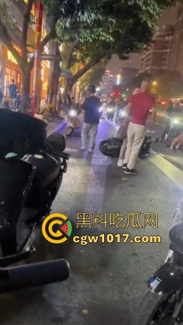 广州小梅大街地头蛇欺负外卖小哥！仗着自己本地人横着走，路人都想冲上去一拳打醒这狗东西！-2